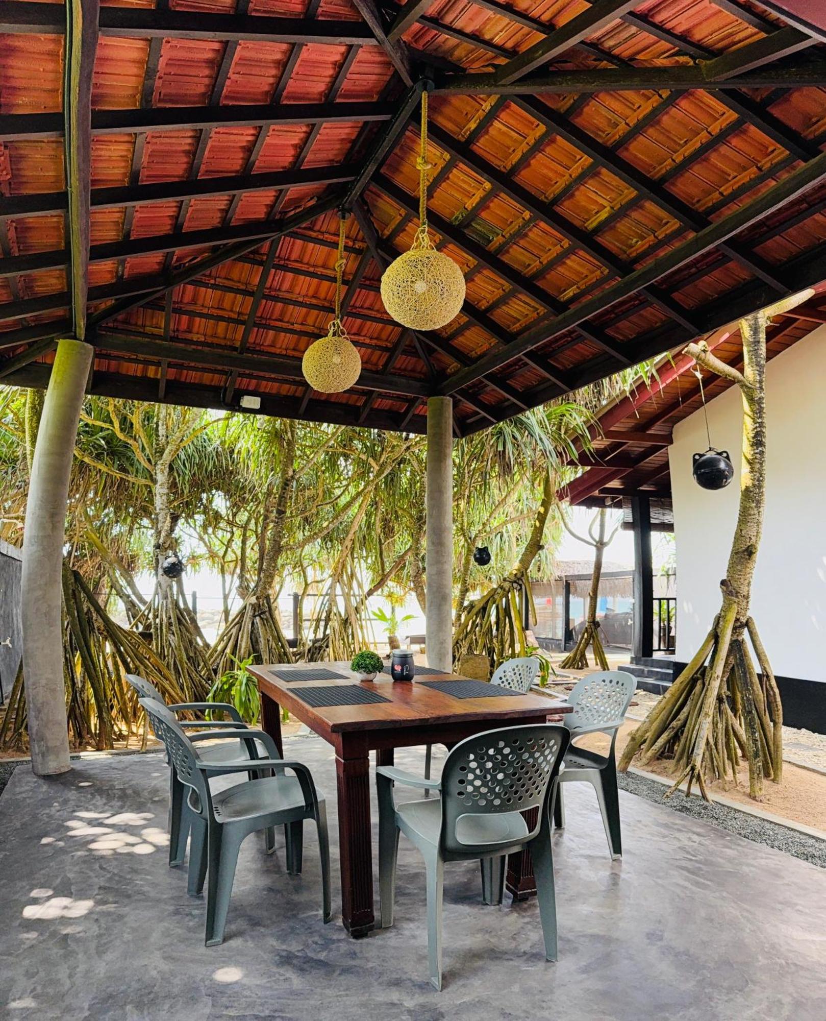 Sea Shell Villa Hikkaduwa 2 Separate Cabanas Ocean Front Villa Ngoại thất bức ảnh